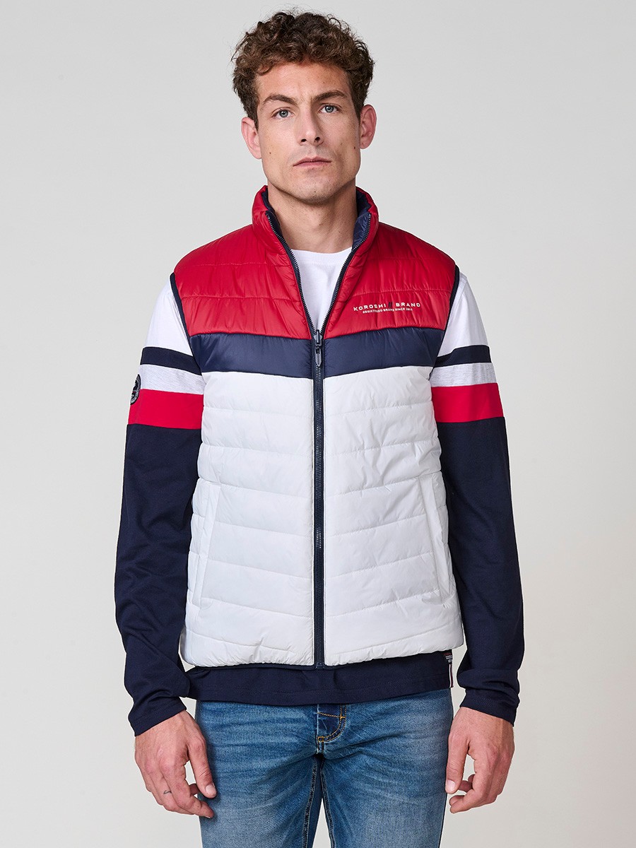 Armilla encoixinada reversible d’home navy amb coll alt i cremallera. Confeccionada en 100 % polièster, pràctica, lleugera i versàtil.
