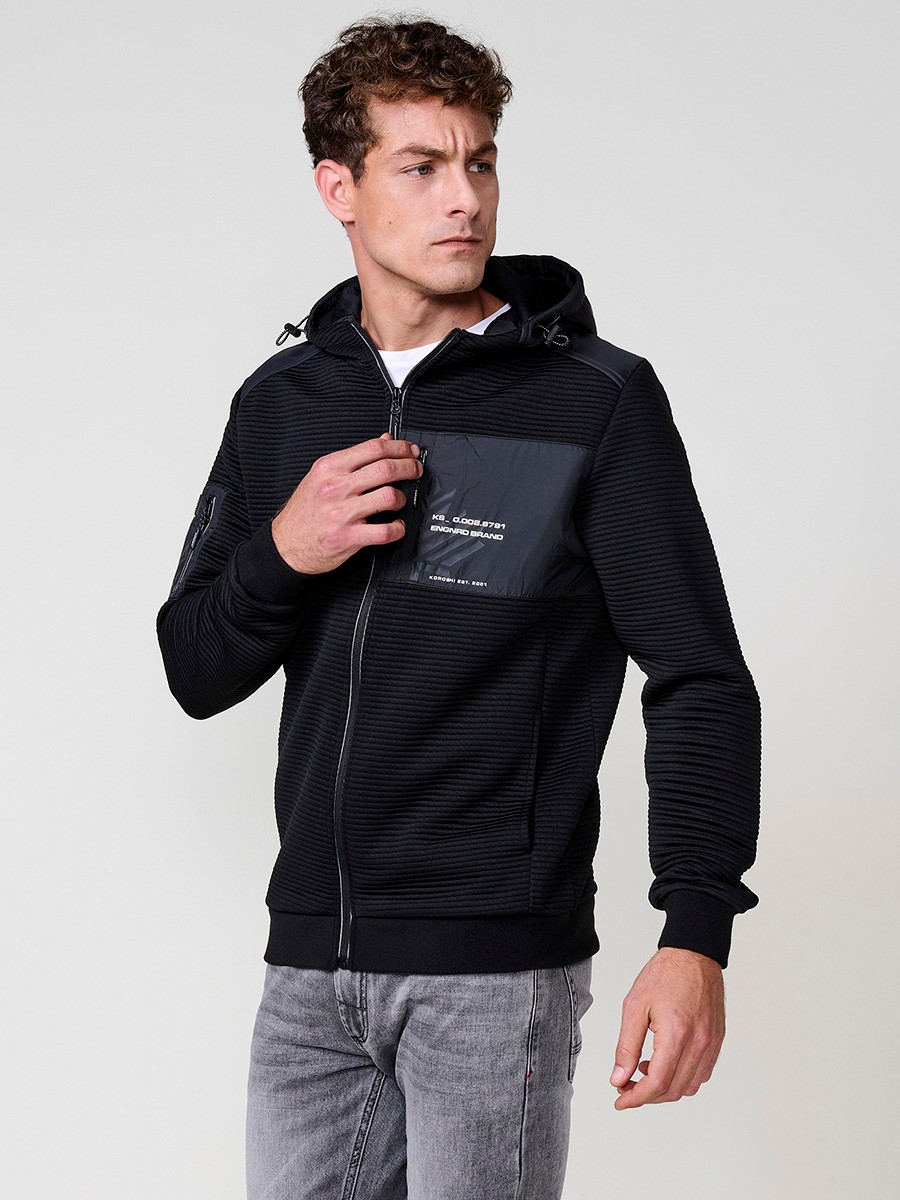 Chaqueta sudadera negra de hombre con capucha, cuello alto y cierre delantero de cremallera. 100% poliéster, cómoda, ligera y versátil.