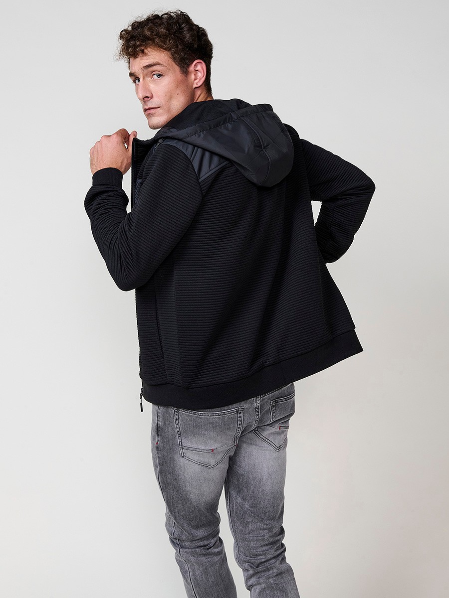 Men’s black hoodie jacket with high neck, hood and zip closure. Made of 100% polyester, comfortable, lightweight and versatile.