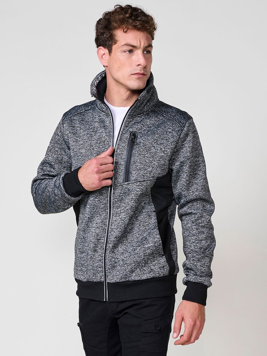 Chaqueta sudadera negra de hombre con capucha, cuello alto y cierre delantero de cremallera. Confeccionada en 100% poliéster, ligera, resistente y versátil.