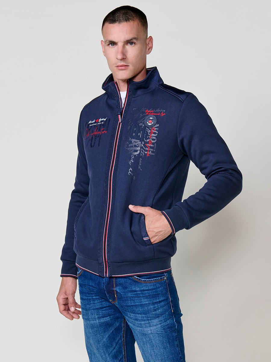 Chaqueta sudadera navy de hombre con cuello redondo y cierre delantero de cremallera. 100% poliéster, cómoda, versátil y ligera.