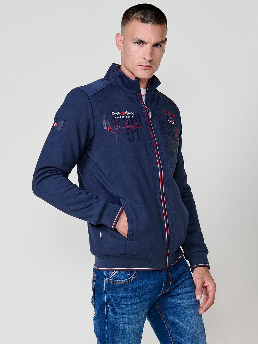 Chaqueta sudadera navy de hombre con cuello redondo y cierre delantero de cremallera. 100% poliéster, cómoda, versátil y ligera.
