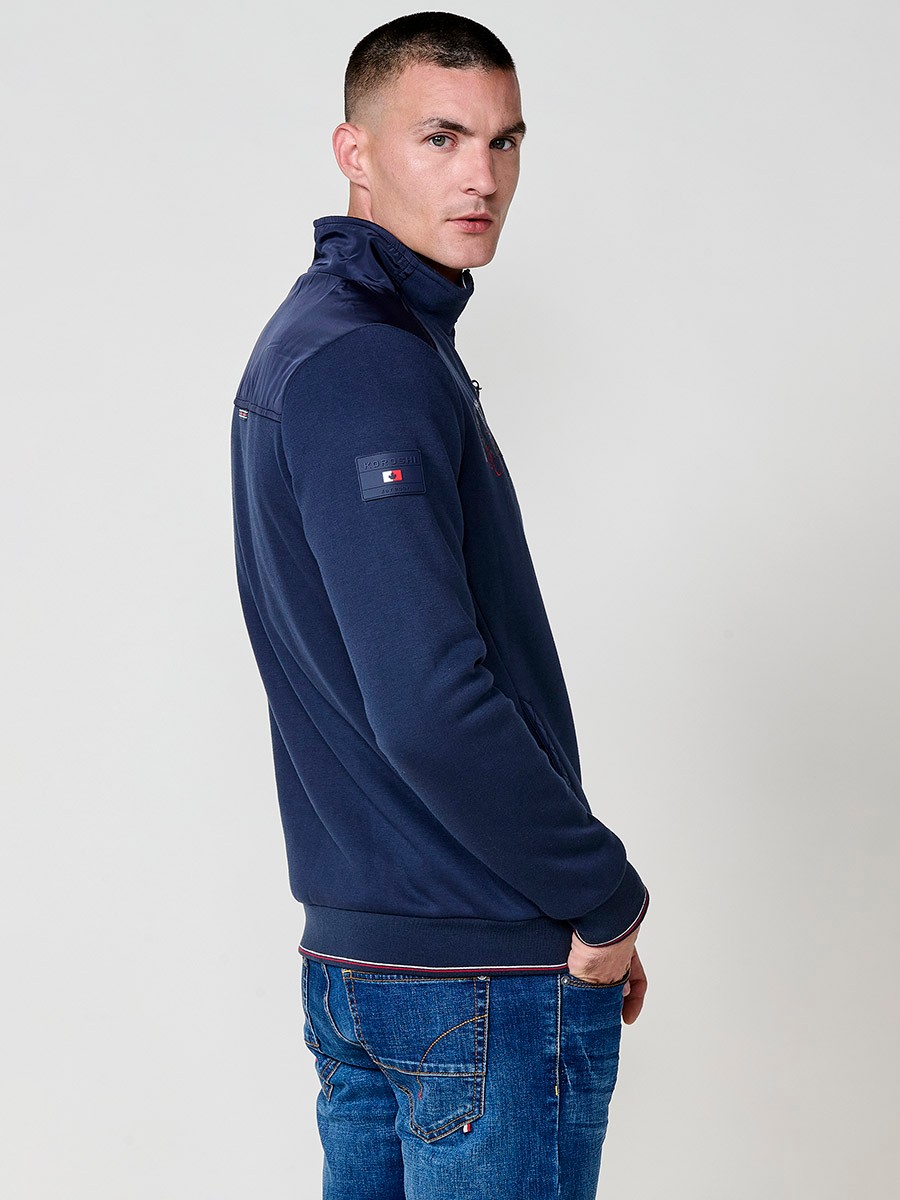 Chaqueta sudadera navy de hombre con cuello redondo y cierre delantero de cremallera. 100% poliéster, cómoda, versátil y ligera.
