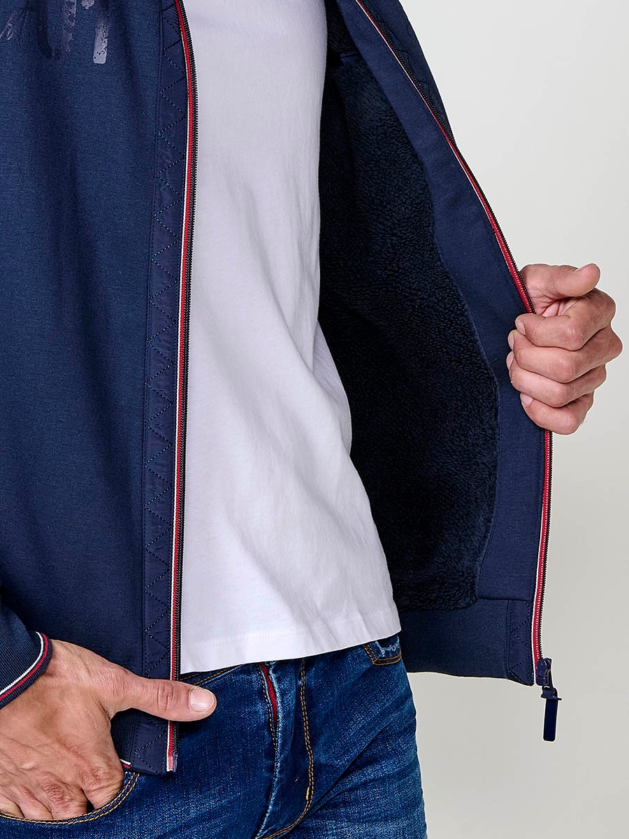 Chaqueta sudadera navy de hombre con cuello redondo y cierre delantero de cremallera. 100% poliéster, cómoda, versátil y ligera.