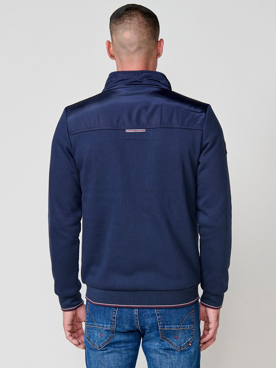 Chaqueta sudadera navy de hombre con cuello redondo y cierre delantero de cremallera. 100% poliéster, cómoda, versátil y ligera.