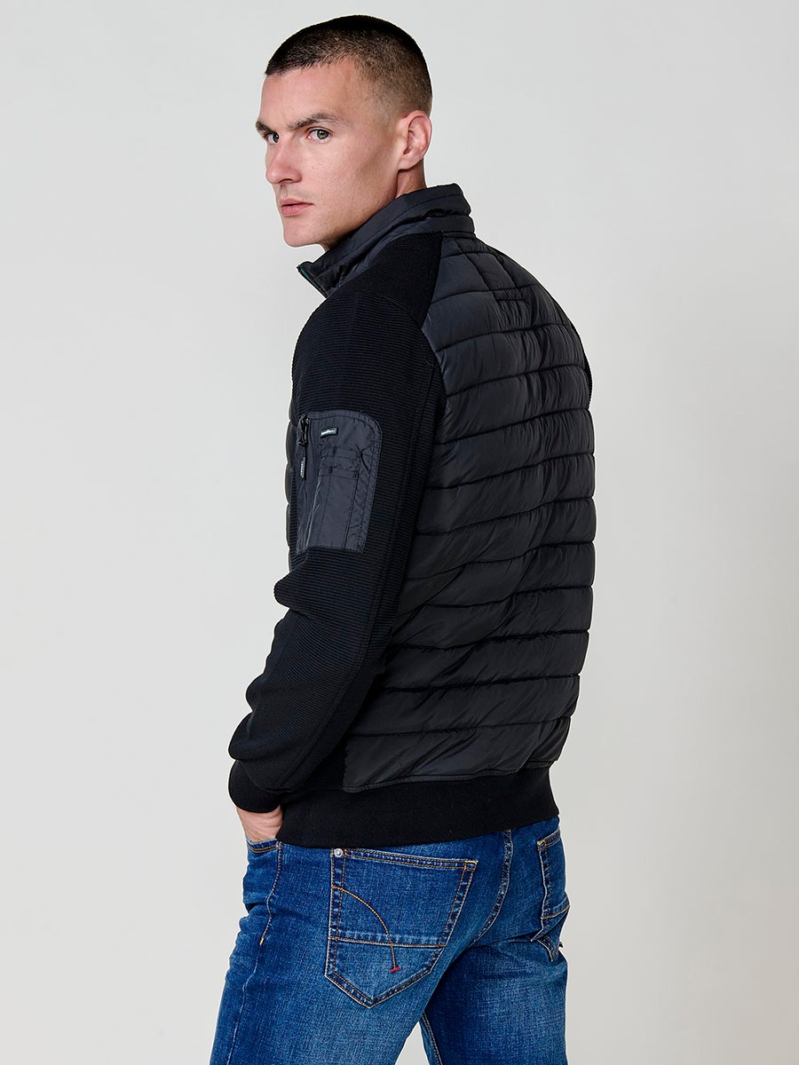 Chaqueta de hombre negra acolchada en felpa, confeccionada en 100% poliéster. Cálida, ligera y versátil, ideal para looks urbanos y casuales.