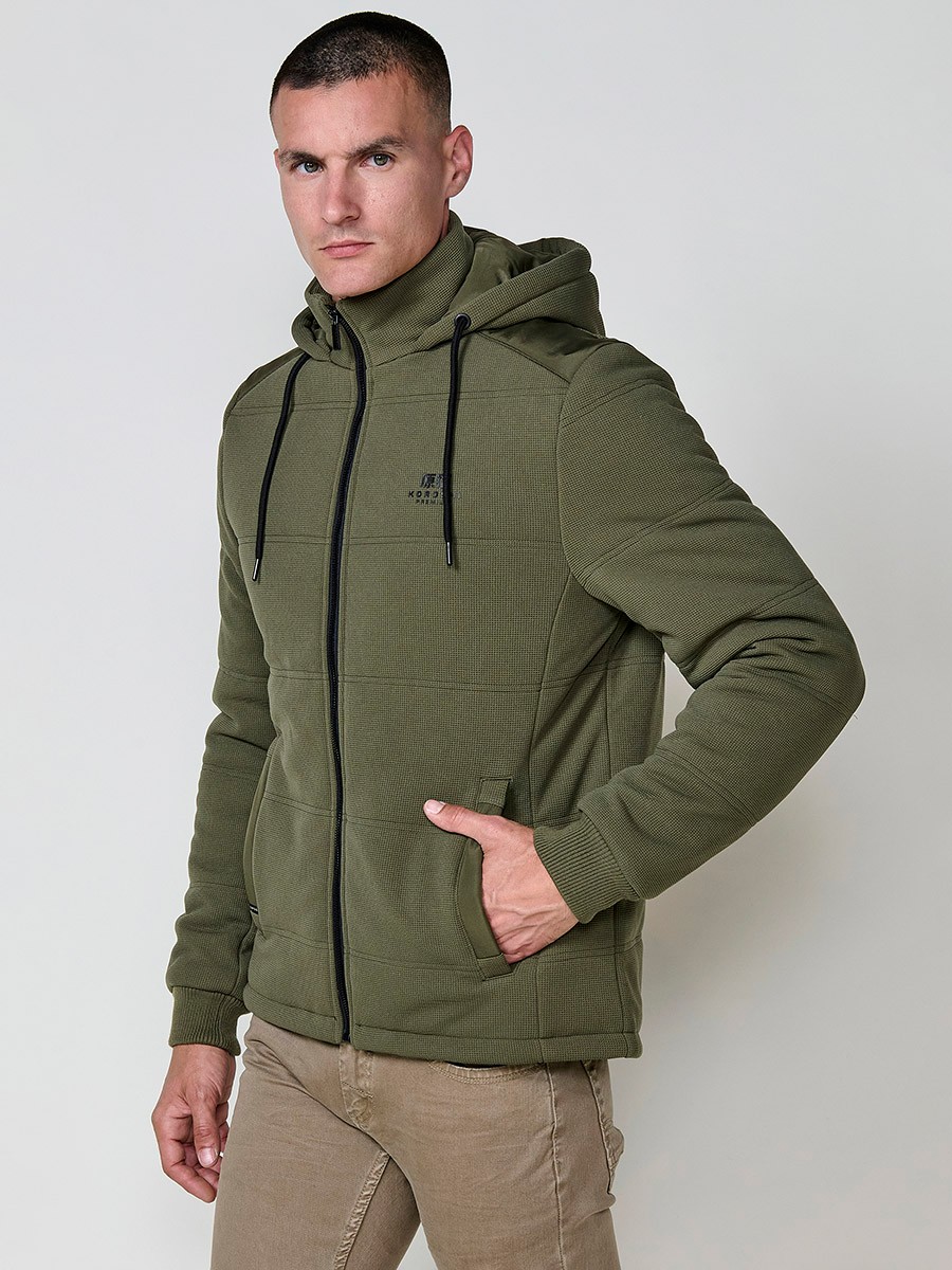 Gesteppte Herrenjacke in Khaki mit abnehmbarer Kapuze, hohem Kragen und Reißverschluss. Aus 100 % Polyester, warm, strapazierfähig und vielseitig.