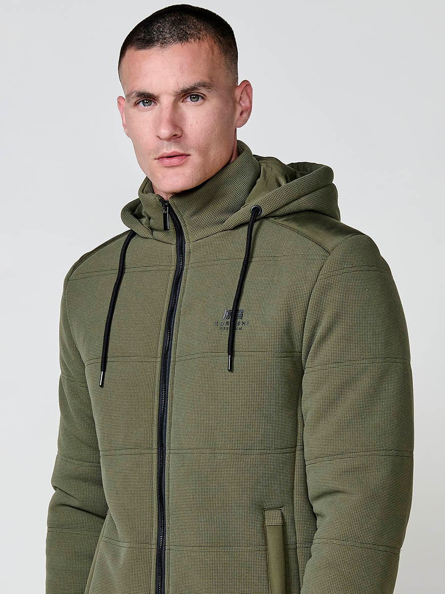 Gesteppte Herrenjacke in Khaki mit abnehmbarer Kapuze, hohem Kragen und Reißverschluss. Aus 100 % Polyester, warm, strapazierfähig und vielseitig.
