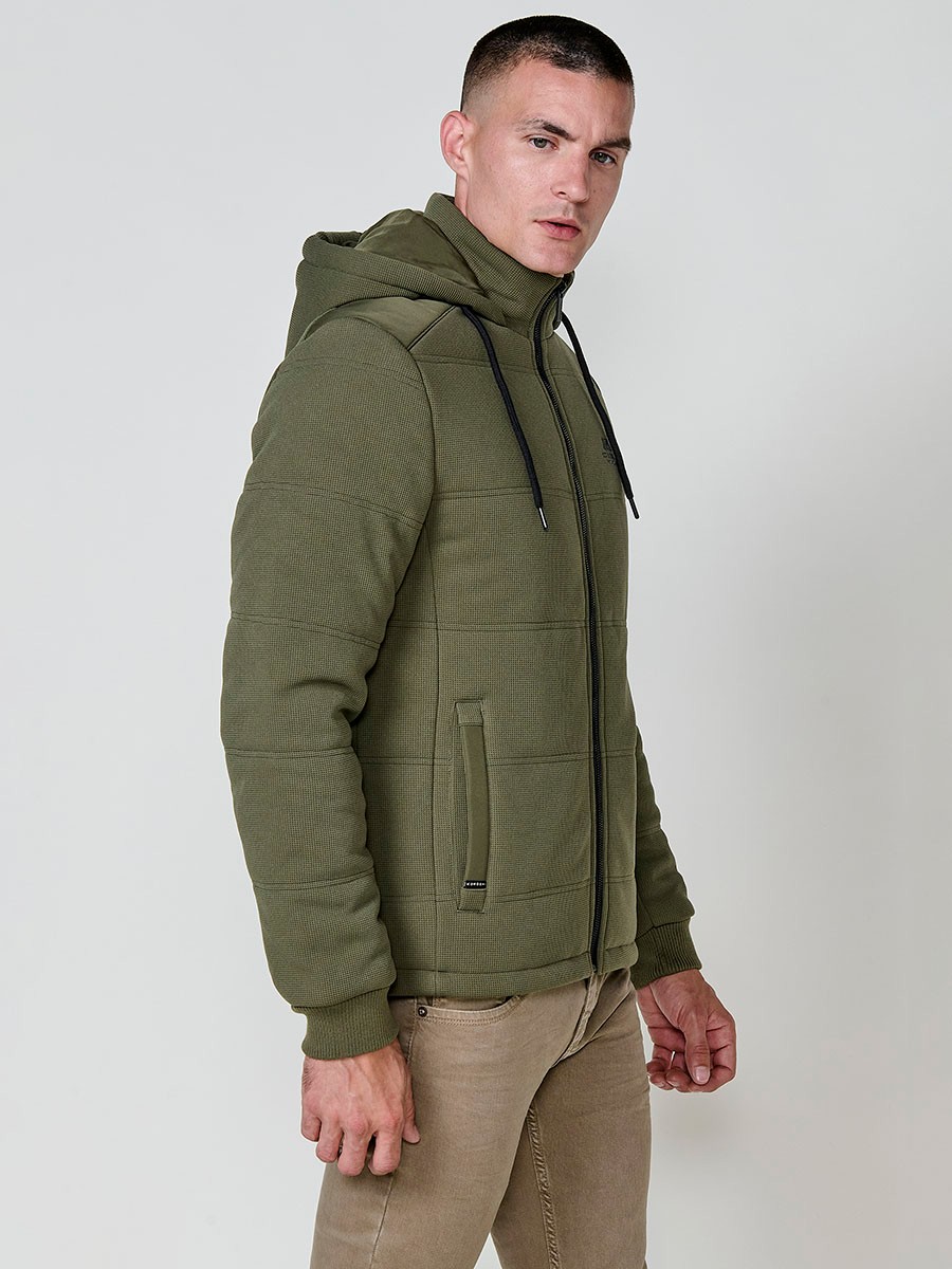 Gesteppte Herrenjacke in Khaki mit abnehmbarer Kapuze, hohem Kragen und Reißverschluss. Aus 100 % Polyester, warm, strapazierfähig und vielseitig.