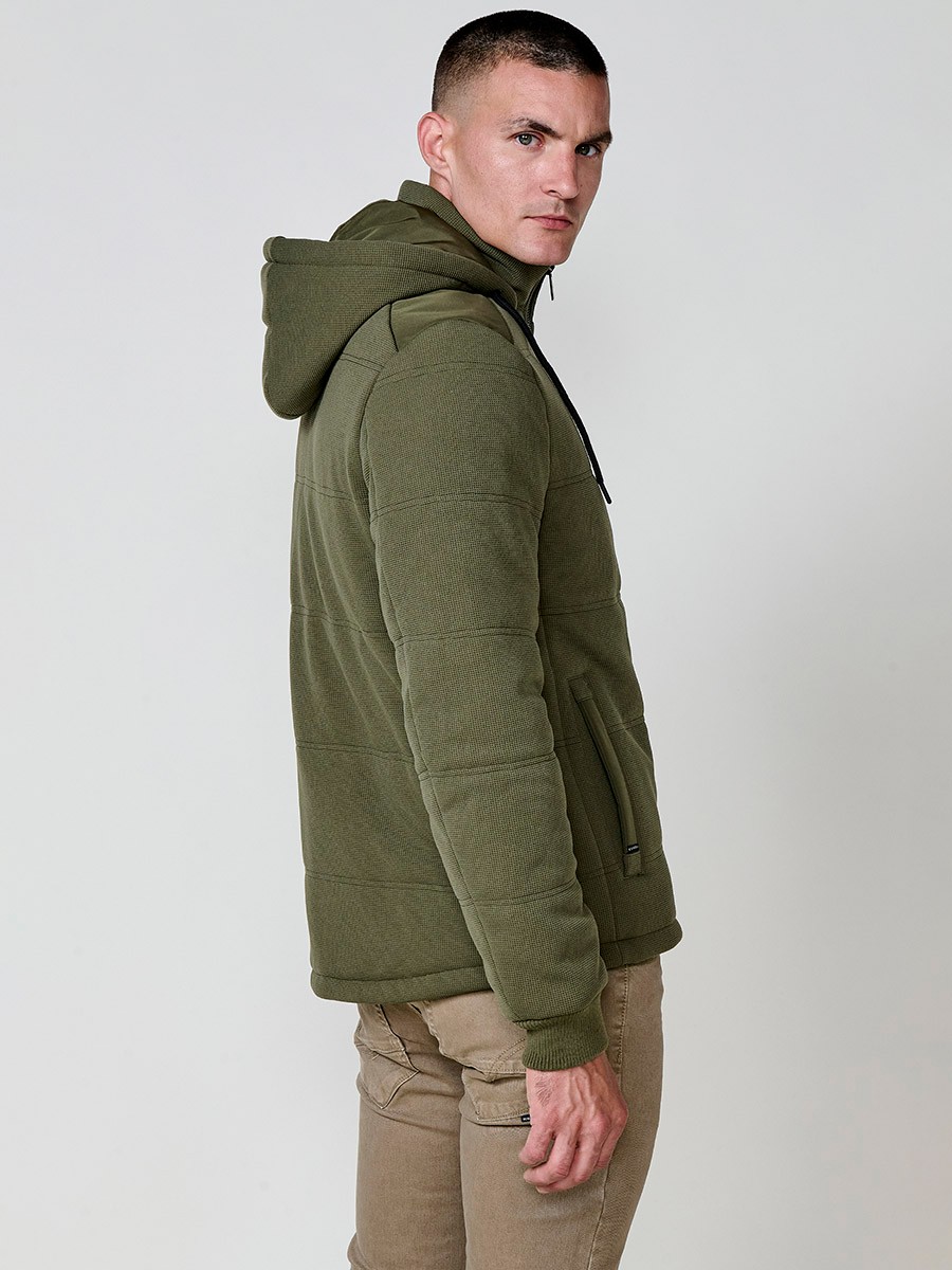 Gesteppte Herrenjacke in Khaki mit abnehmbarer Kapuze, hohem Kragen und Reißverschluss. Aus 100 % Polyester, warm, strapazierfähig und vielseitig.