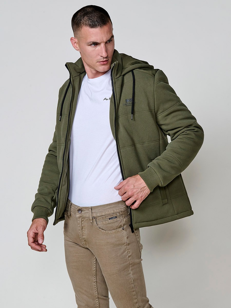 Gesteppte Herrenjacke in Khaki mit abnehmbarer Kapuze, hohem Kragen und Reißverschluss. Aus 100 % Polyester, warm, strapazierfähig und vielseitig.