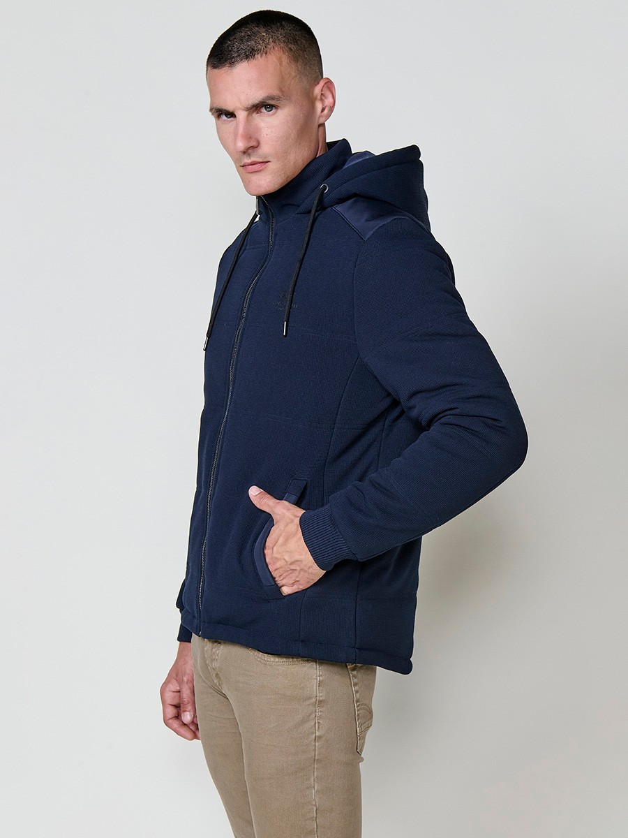Gesteppte Herrenjacke in Navy mit abnehmbarer Kapuze, hohem Kragen und Reißverschluss. Aus 100 % Polyester, warm, strapazierfähig und vielseitig.