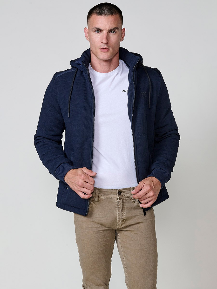 Gesteppte Herrenjacke in Navy mit abnehmbarer Kapuze, hohem Kragen und Reißverschluss. Aus 100 % Polyester, warm, strapazierfähig und vielseitig.