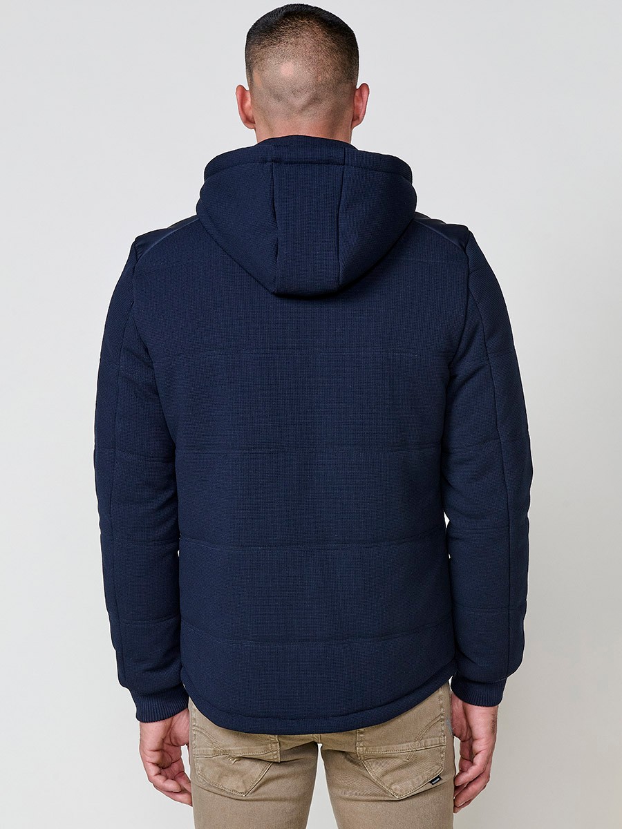 Gesteppte Herrenjacke in Navy mit abnehmbarer Kapuze, hohem Kragen und Reißverschluss. Aus 100 % Polyester, warm, strapazierfähig und vielseitig.