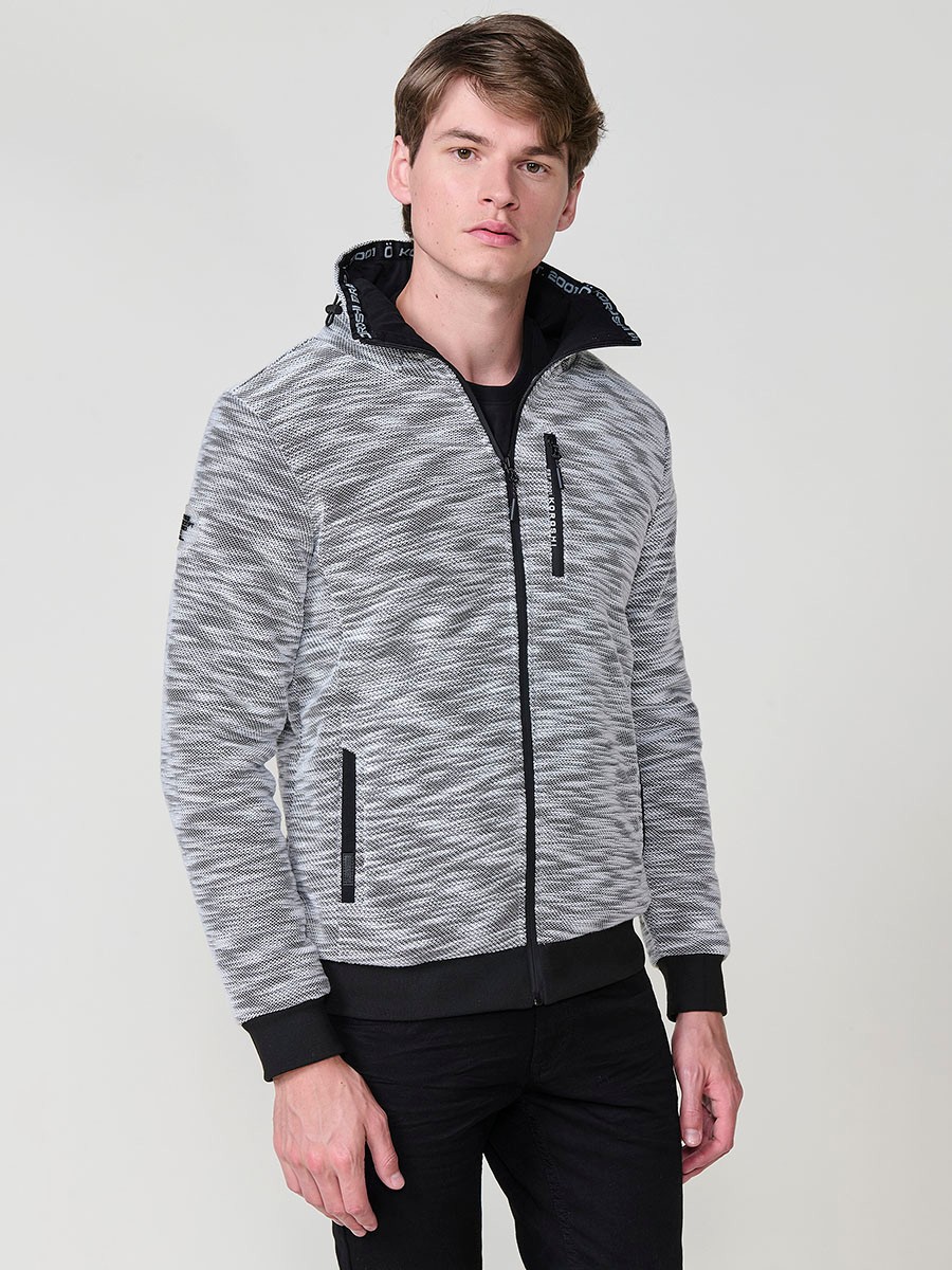 Chaqueta sudadera crudo de hombre con capucha y cierre delantero de cremallera. Confeccionada en 100% poliéster, cómoda, ligera y versátil.