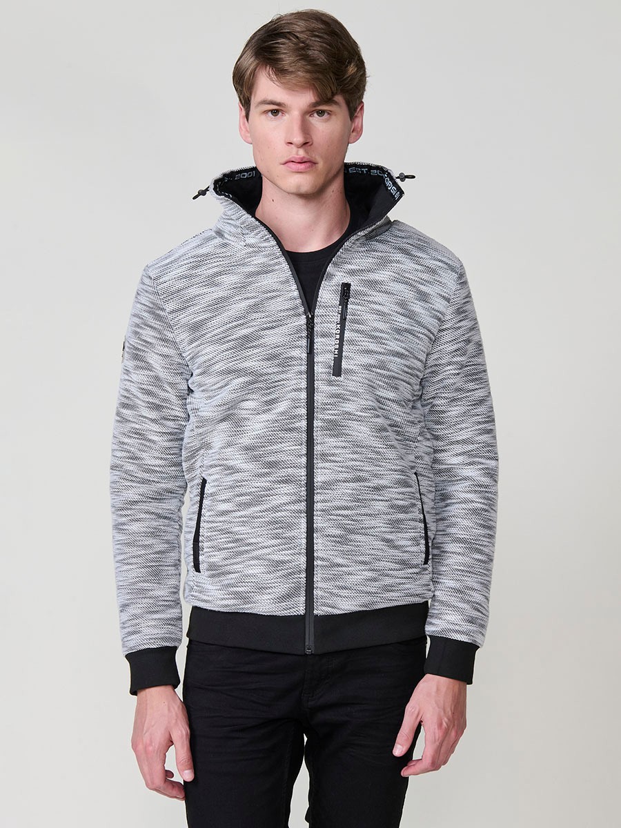 Chaqueta sudadera crudo de hombre con capucha y cierre delantero de cremallera. Confeccionada en 100% poliéster, cómoda, ligera y versátil.
