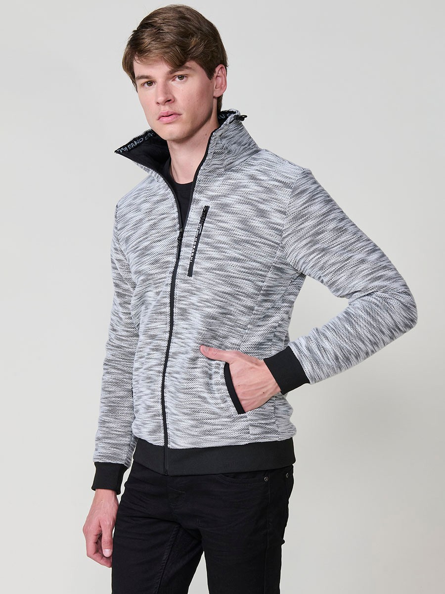 Chaqueta sudadera crudo de hombre con capucha y cierre delantero de cremallera. Confeccionada en 100% poliéster, cómoda, ligera y versátil.