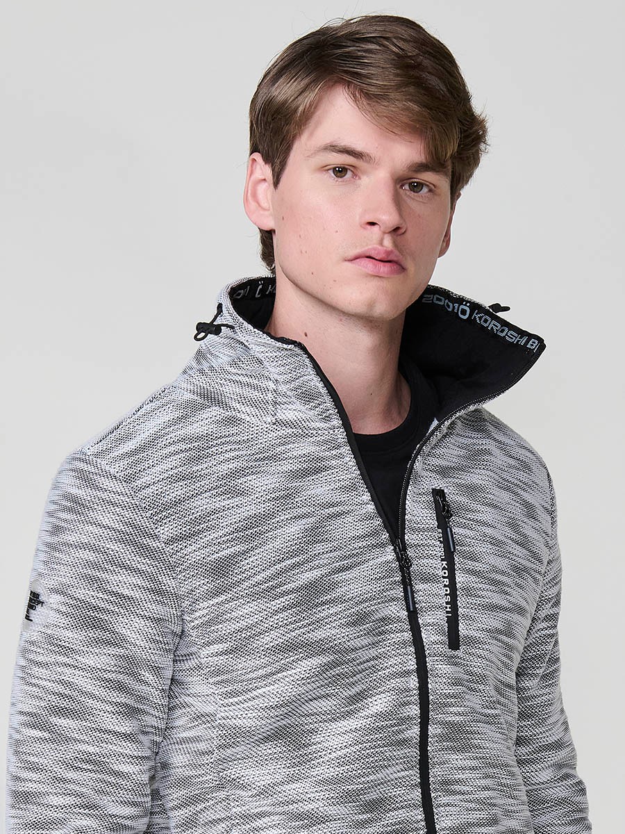 Chaqueta sudadera crudo de hombre con capucha y cierre delantero de cremallera. Confeccionada en 100% poliéster, cómoda, ligera y versátil.