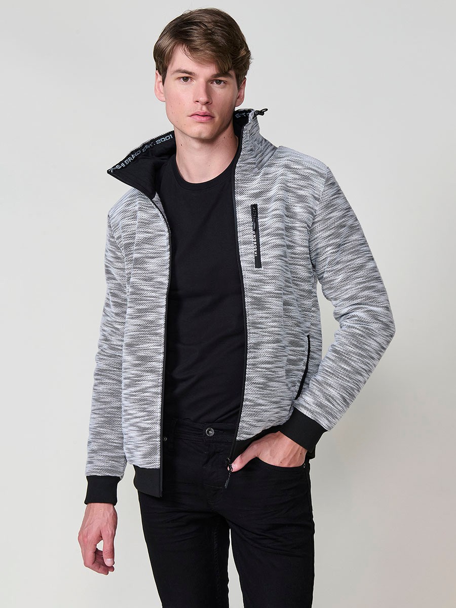 Chaqueta sudadera crudo de hombre con capucha y cierre delantero de cremallera. Confeccionada en 100% poliéster, cómoda, ligera y versátil.