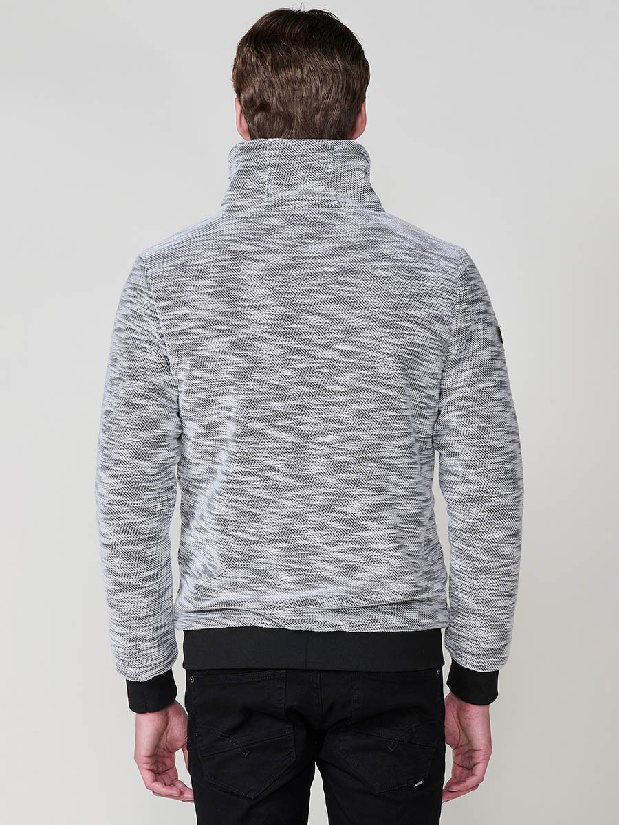Chaqueta sudadera crudo de hombre con capucha y cierre delantero de cremallera. Confeccionada en 100% poliéster, cómoda, ligera y versátil.