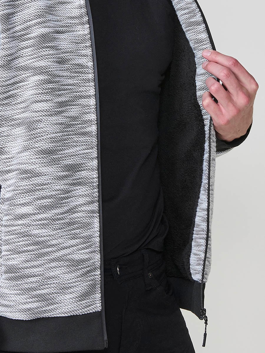 Chaqueta sudadera crudo de hombre con capucha y cierre delantero de cremallera. Confeccionada en 100% poliéster, cómoda, ligera y versátil.
