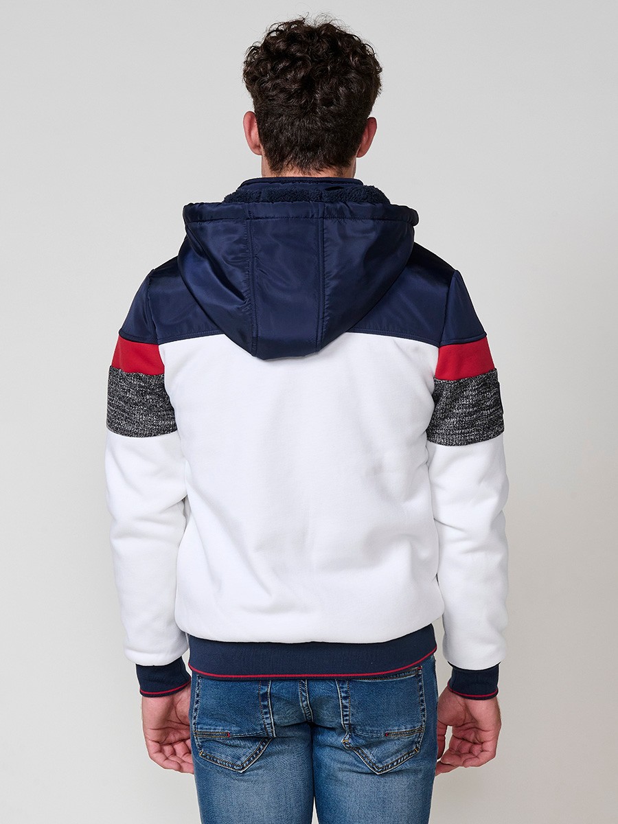 Chaqueta sudadera crudo de hombre con capucha y cierre delantero de cremallera. Confeccionada en 100% poliéster, ligera, resistente y versátil.