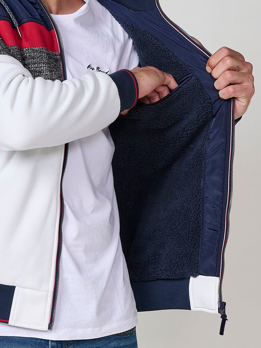 Chaqueta sudadera crudo de hombre con capucha y cierre delantero de cremallera. Confeccionada en 100% poliéster, ligera, resistente y versátil.