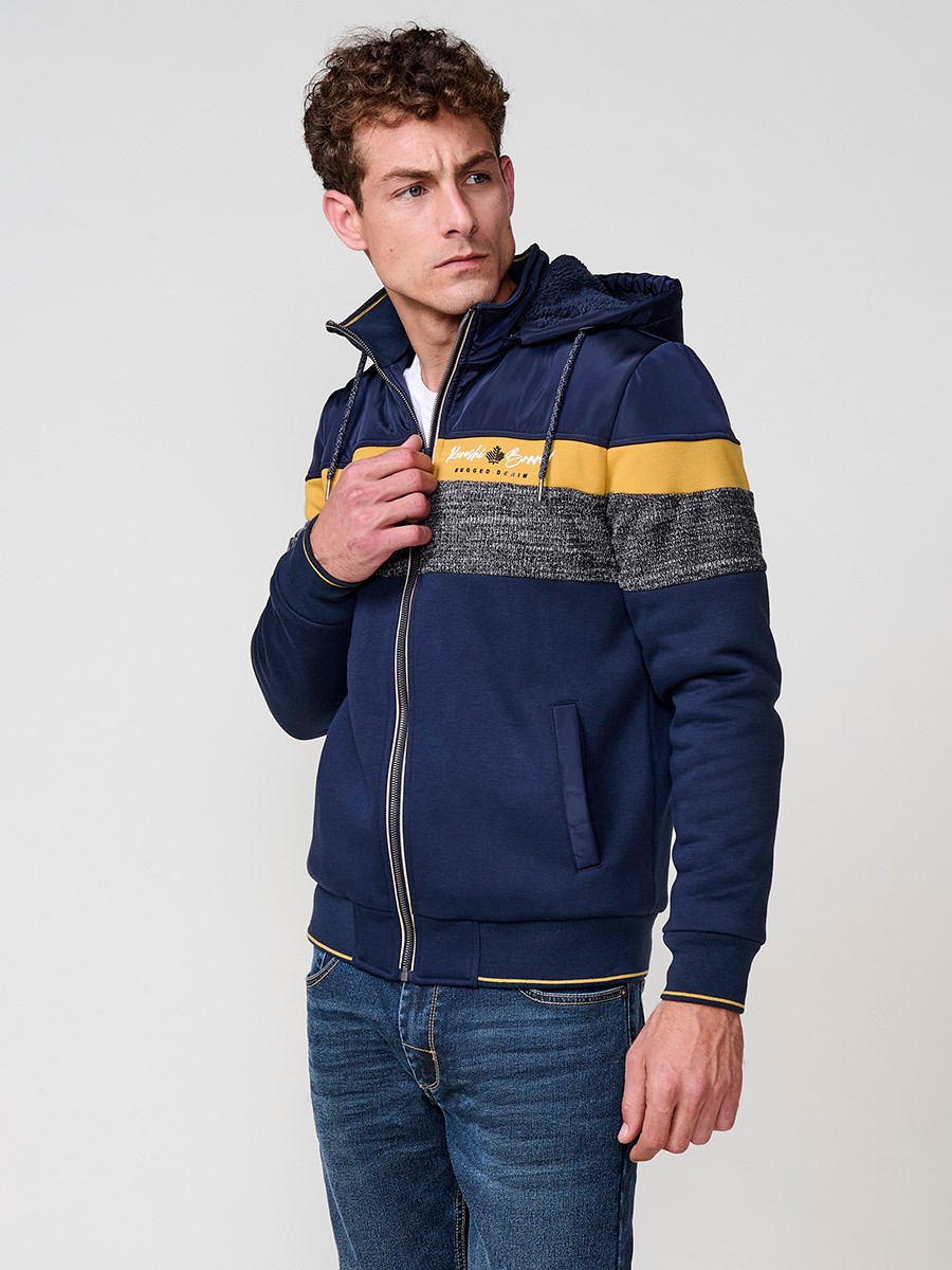 Chaqueta sudadera navy de hombre con capucha y cierre delantero de cremallera. Confeccionada en 100% poliéster, cómoda, ligera y versátil.