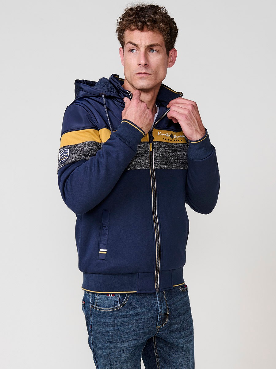 Chaqueta sudadera navy de hombre con capucha y cierre delantero de cremallera. Confeccionada en 100% poliéster, cómoda, ligera y versátil.