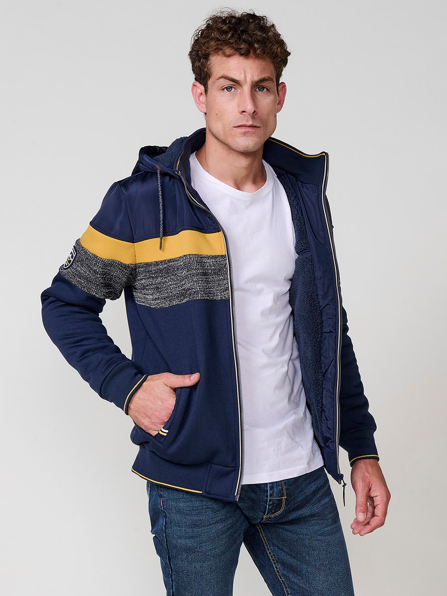 Chaqueta sudadera navy de hombre con capucha y cierre delantero de cremallera. Confeccionada en 100% poliéster, cómoda, ligera y versátil.