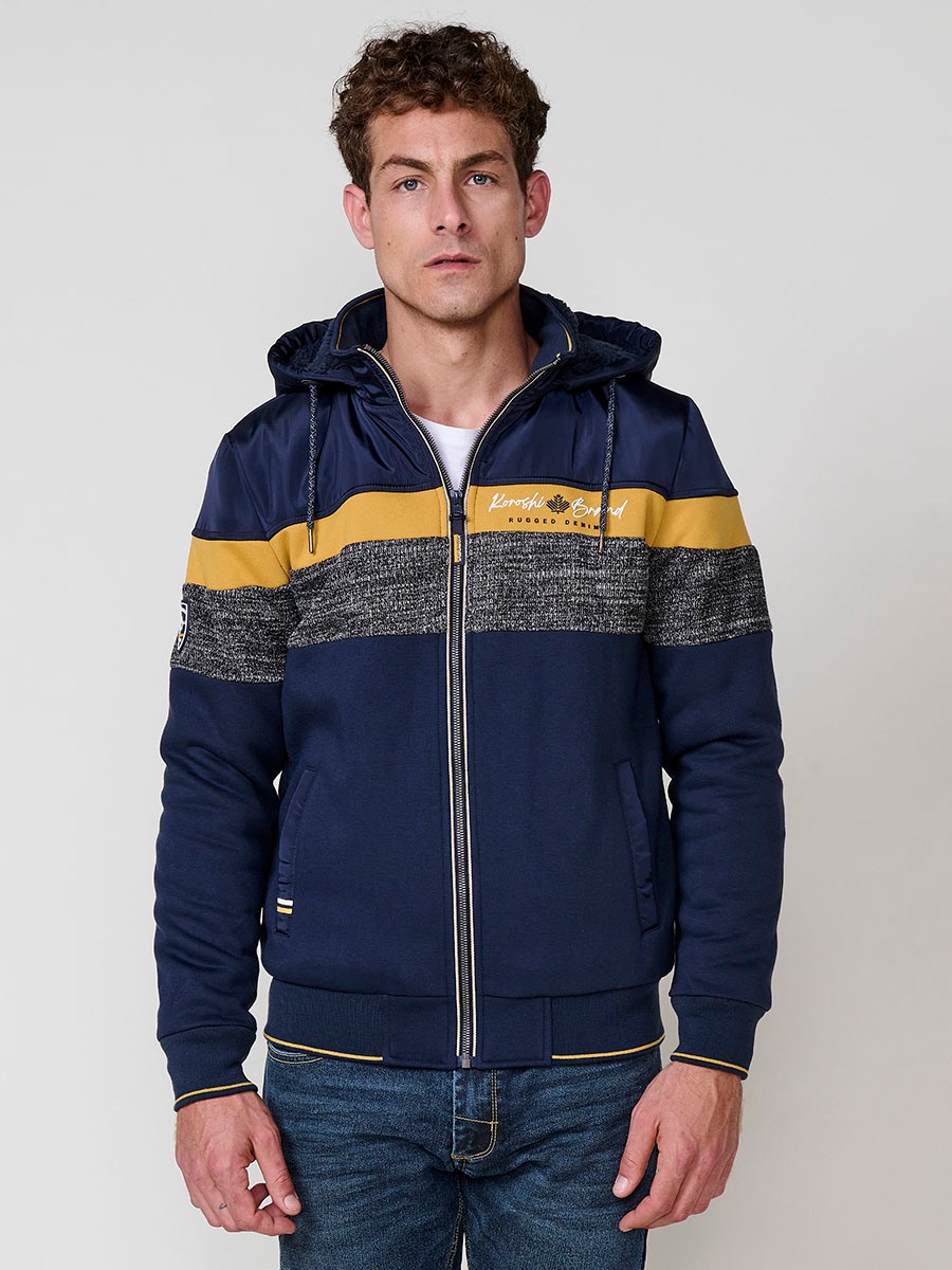Chaqueta sudadera navy de hombre con capucha y cierre delantero de cremallera. Confeccionada en 100% poliéster, cómoda, ligera y versátil.