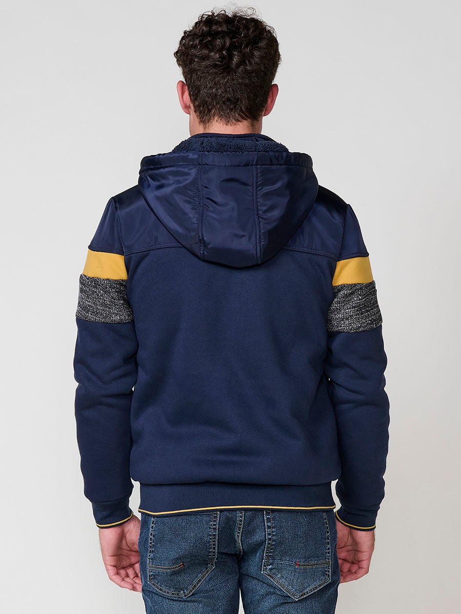 Chaqueta sudadera navy de hombre con capucha y cierre delantero de cremallera. Confeccionada en 100% poliéster, cómoda, ligera y versátil.