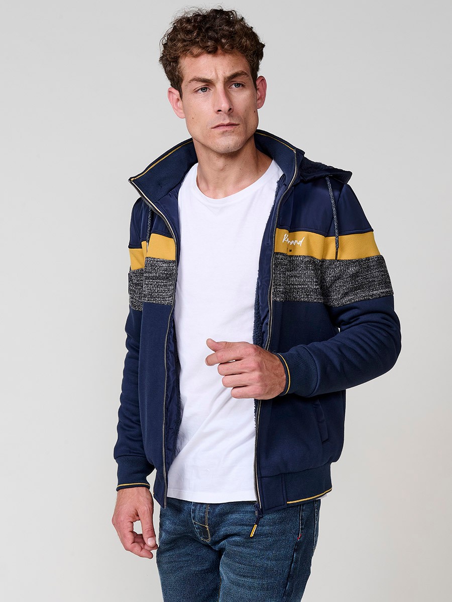 Chaqueta sudadera navy de hombre con capucha y cierre delantero de cremallera. Confeccionada en 100% poliéster, cómoda, ligera y versátil.