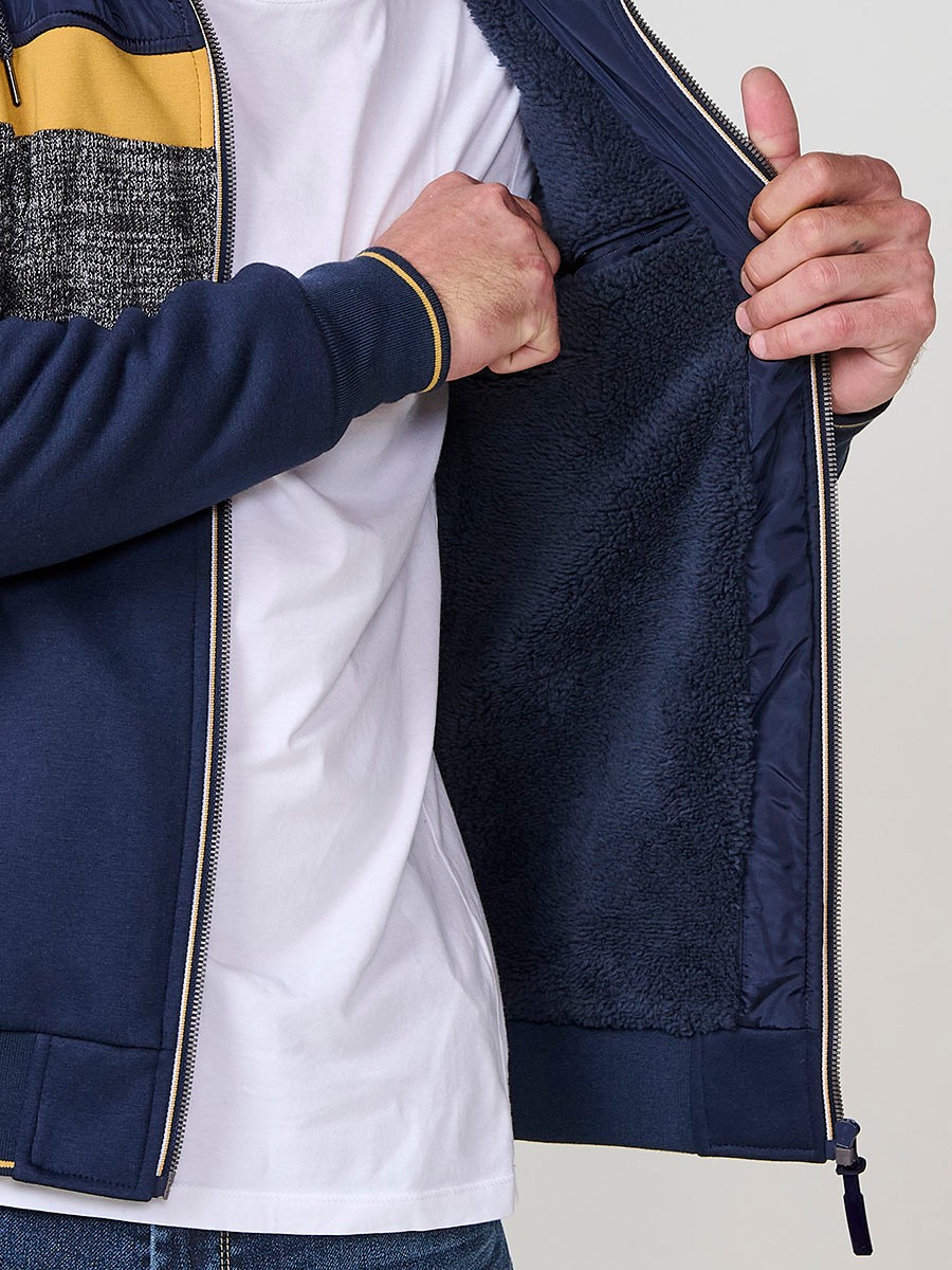 Chaqueta sudadera navy de hombre con capucha y cierre delantero de cremallera. Confeccionada en 100% poliéster, cómoda, ligera y versátil.
