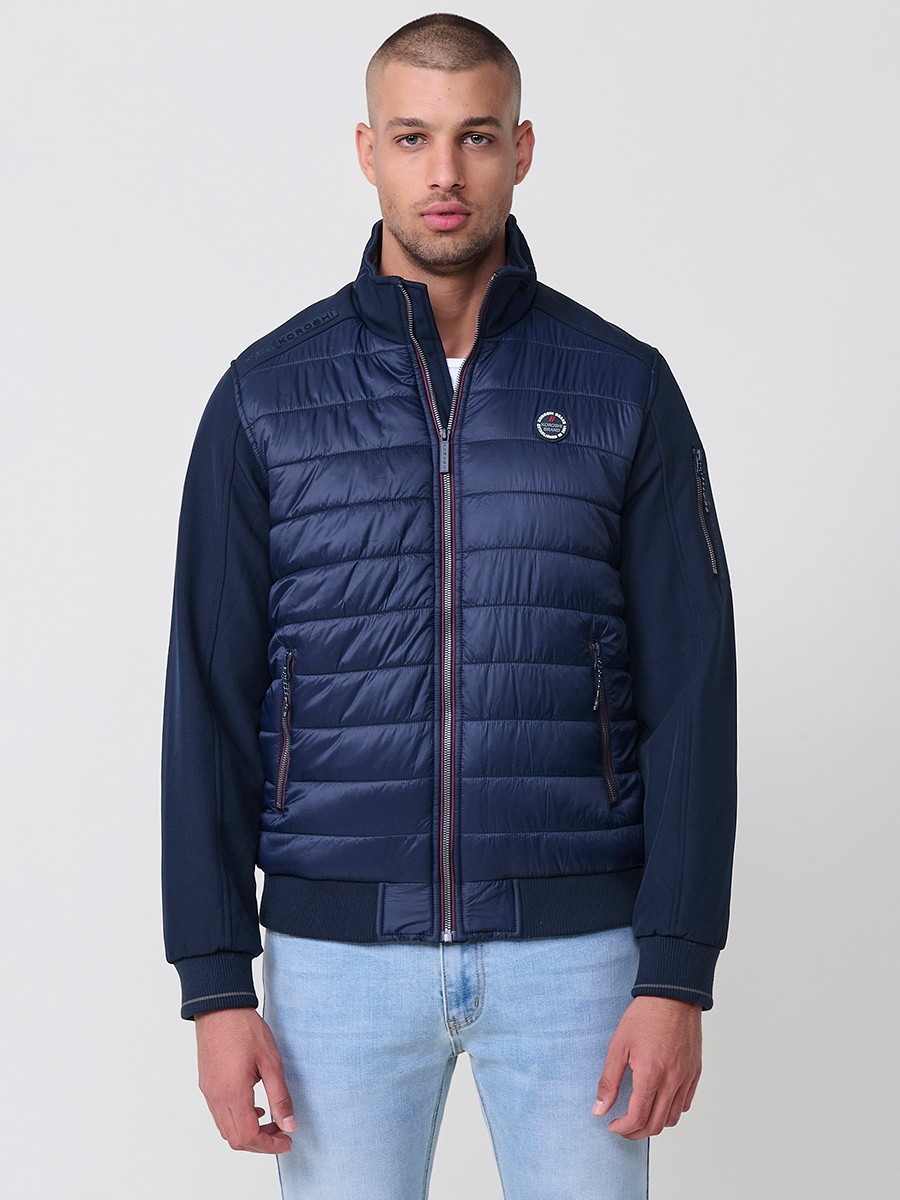 Gesteppte Herrenjacke in Navy mit hohem Kragen, Frontreißverschluss und Taschen. Aus 100 % Polyester, warm, leicht und strapazierfähig.