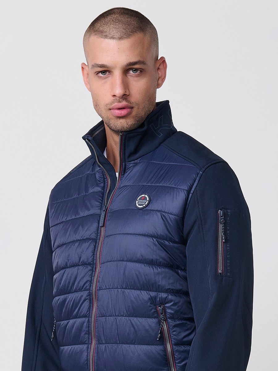 Gesteppte Herrenjacke in Navy mit hohem Kragen, Frontreißverschluss und Taschen. Aus 100 % Polyester, warm, leicht und strapazierfähig.