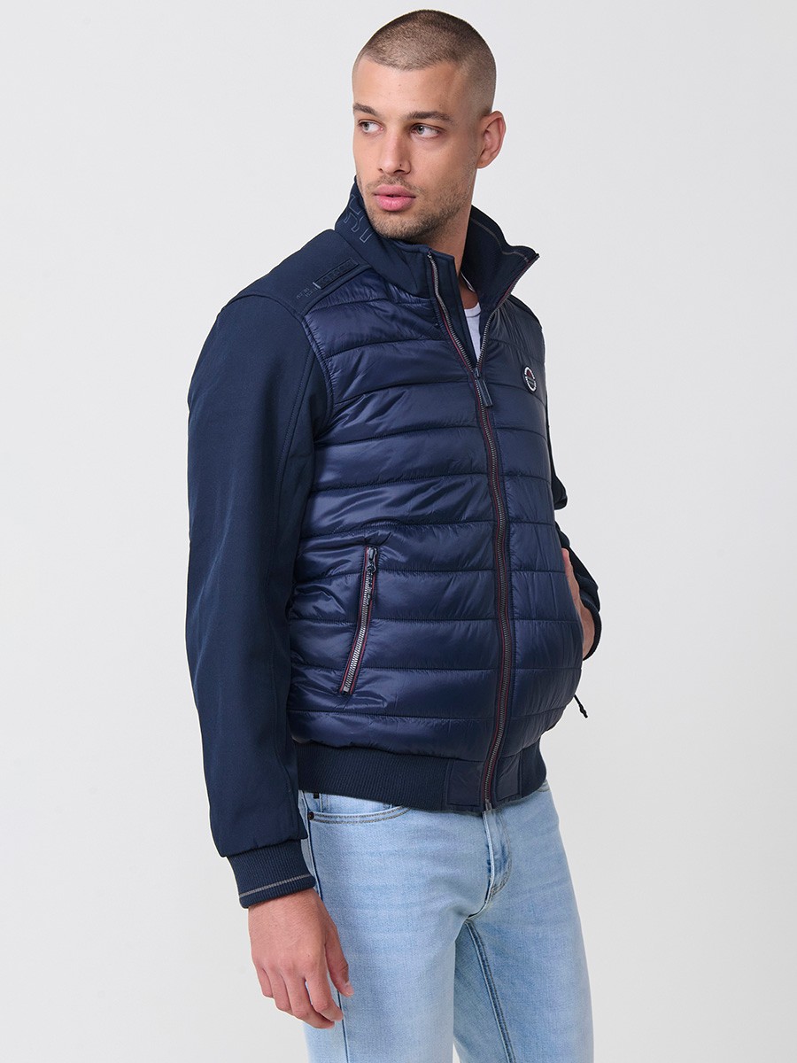 Gesteppte Herrenjacke in Navy mit hohem Kragen, Frontreißverschluss und Taschen. Aus 100 % Polyester, warm, leicht und strapazierfähig.