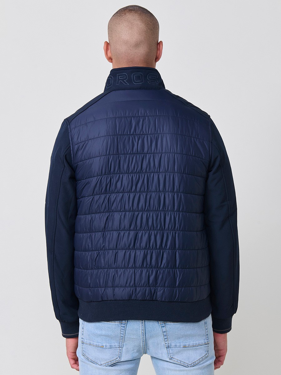 Gesteppte Herrenjacke in Navy mit hohem Kragen, Frontreißverschluss und Taschen. Aus 100 % Polyester, warm, leicht und strapazierfähig.
