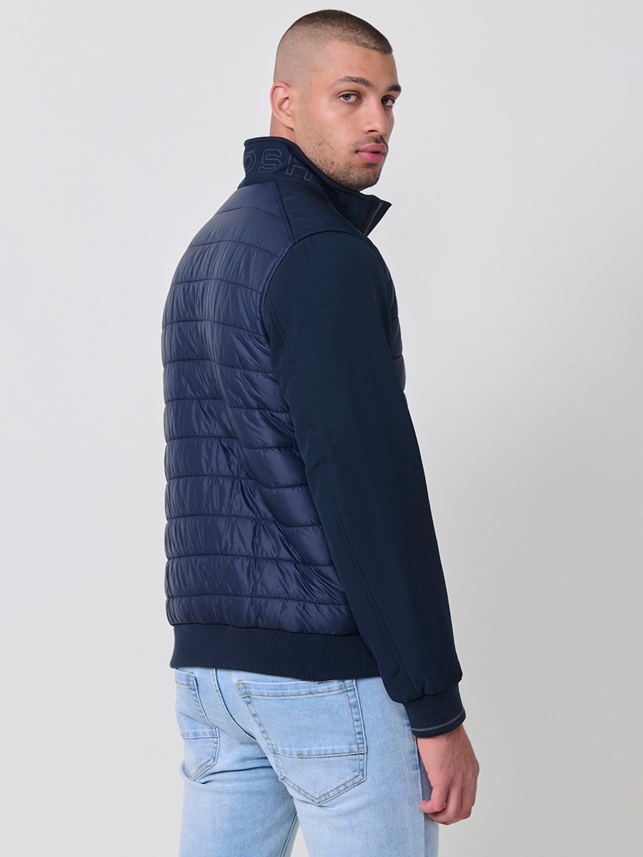 Gesteppte Herrenjacke in Navy mit hohem Kragen, Frontreißverschluss und Taschen. Aus 100 % Polyester, warm, leicht und strapazierfähig.