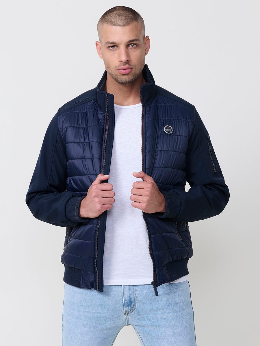 Gesteppte Herrenjacke in Navy mit hohem Kragen, Frontreißverschluss und Taschen. Aus 100 % Polyester, warm, leicht und strapazierfähig.