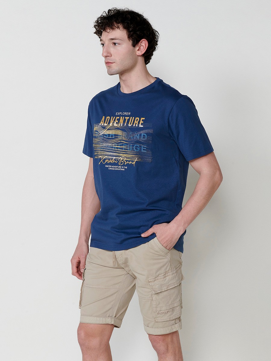 Camiseta de hombre azul con estampado frontal y cuello redondo