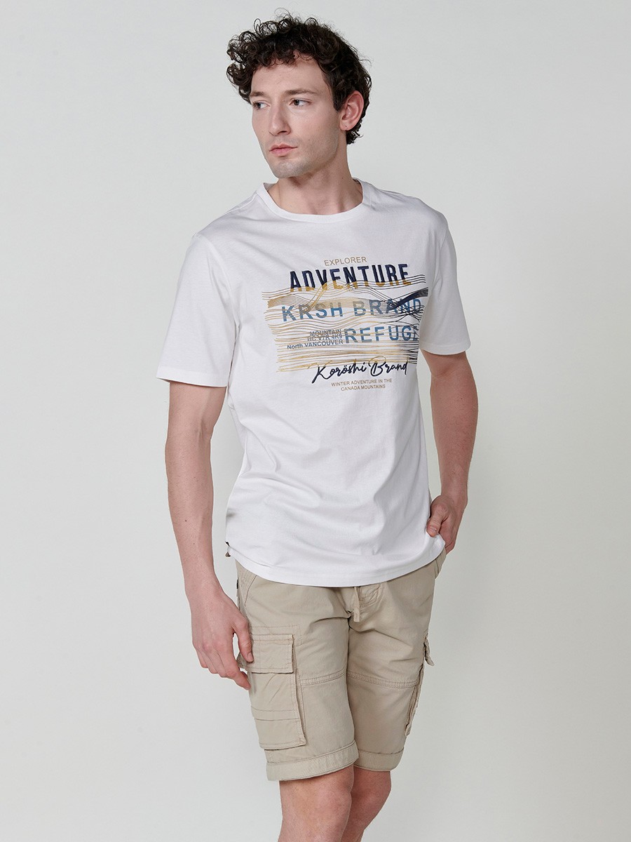 Camiseta de hombre color crudo con estampado frontal y cuello redondo