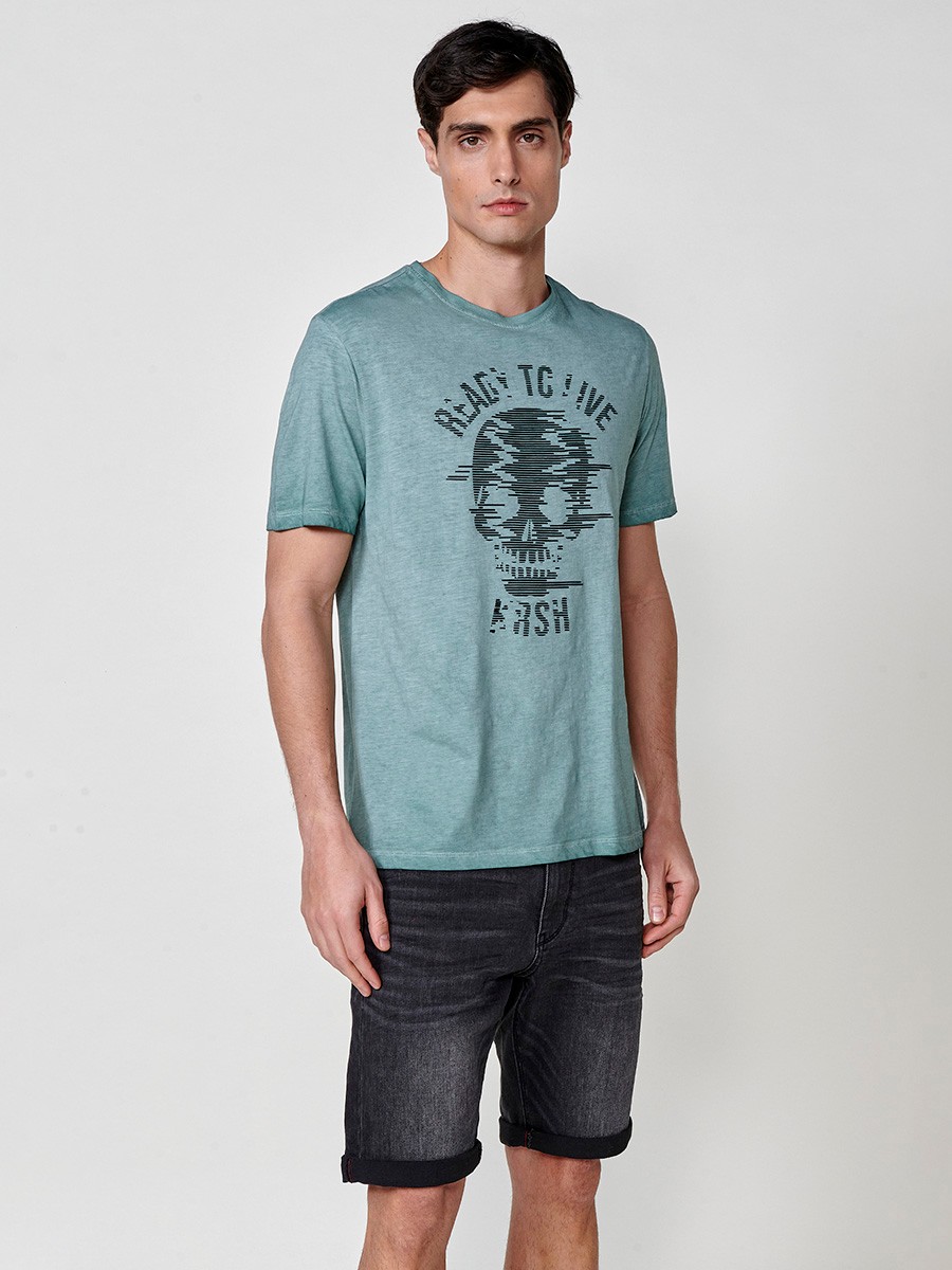 Camiseta de hombre verde con estampado frontal y cuello redondo