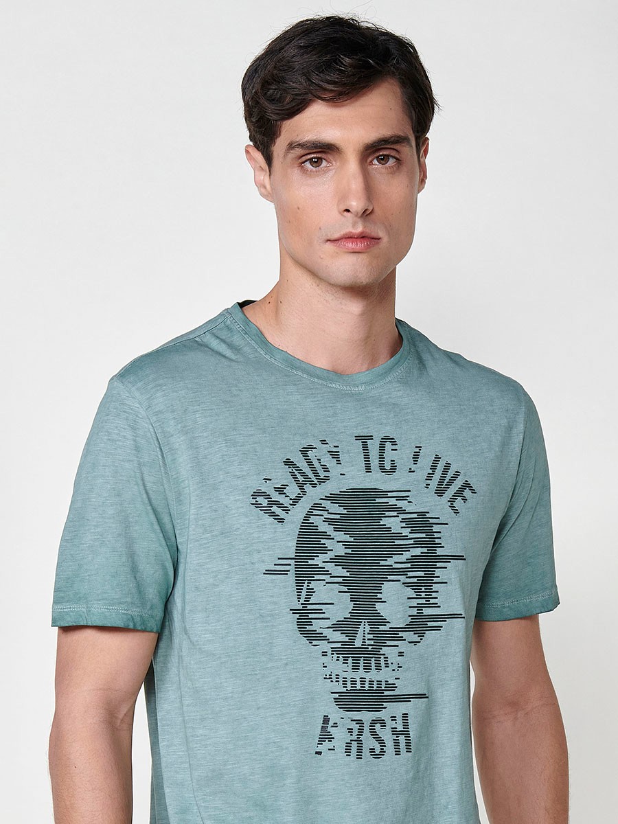 Camiseta de hombre verde con estampado frontal y cuello redondo