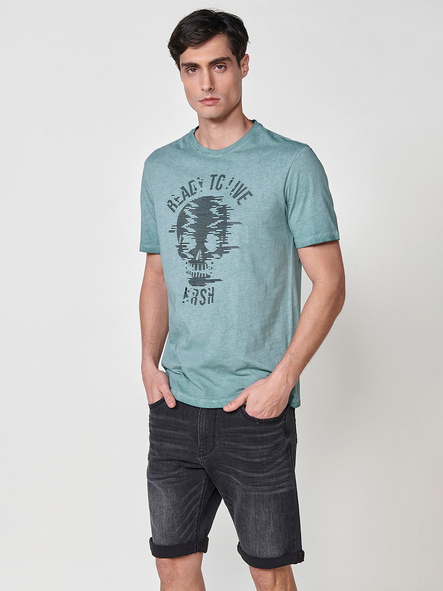 Camiseta de hombre verde con estampado frontal y cuello redondo