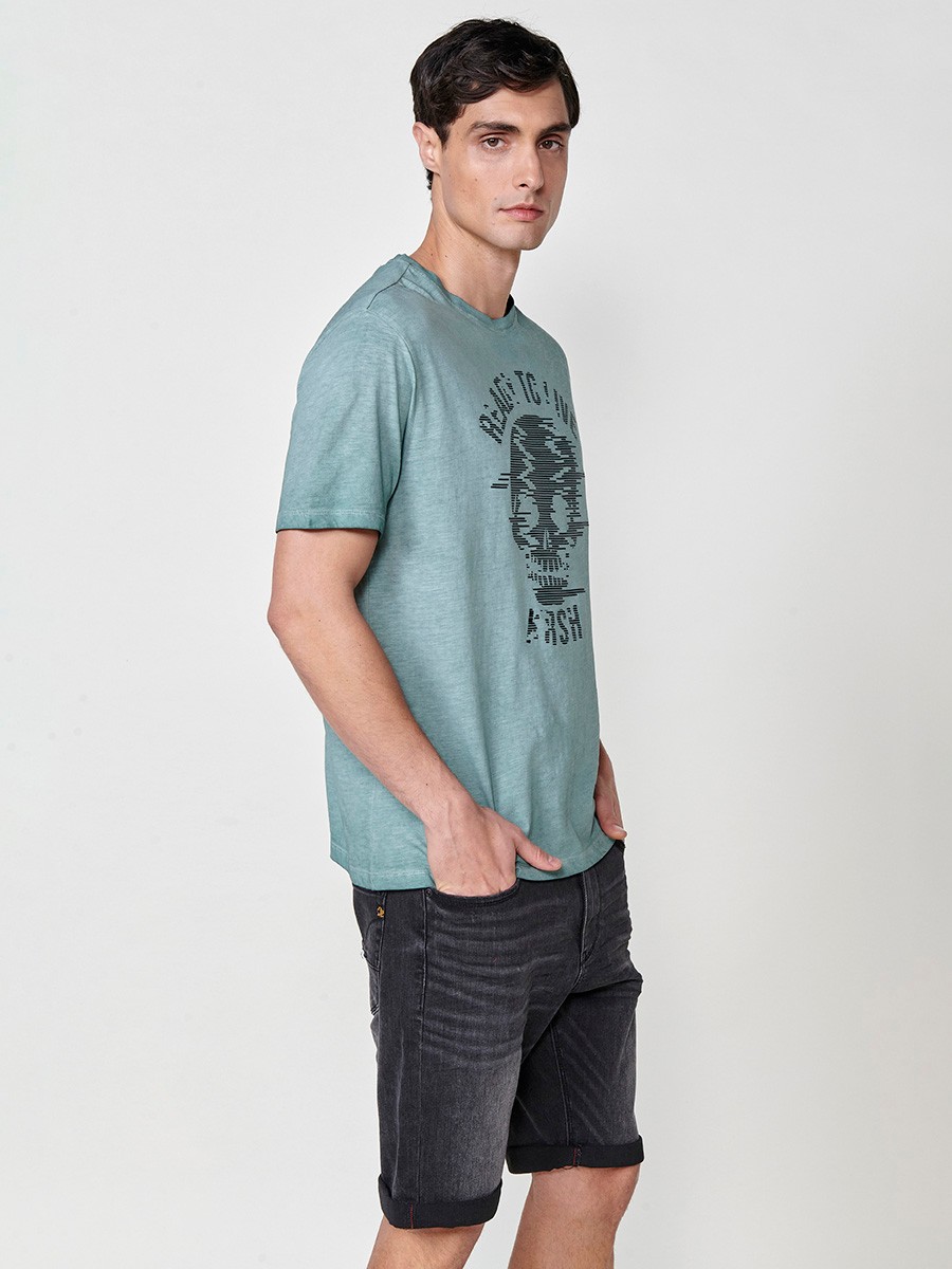 Camiseta de hombre verde con estampado frontal y cuello redondo