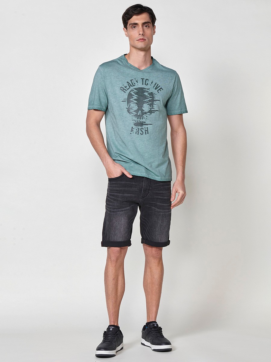 Camiseta de hombre verde con estampado frontal y cuello redondo