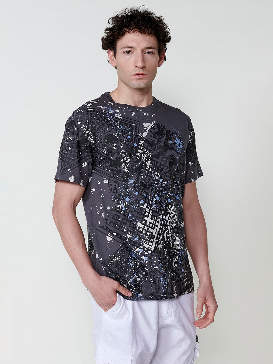 Camiseta de hombre gris con estampado frontal y cuello redondo