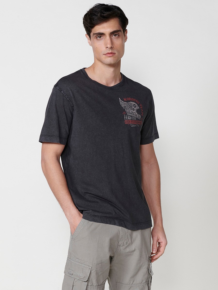 Camiseta negra para hombre con estampado frontal y cuello redondo