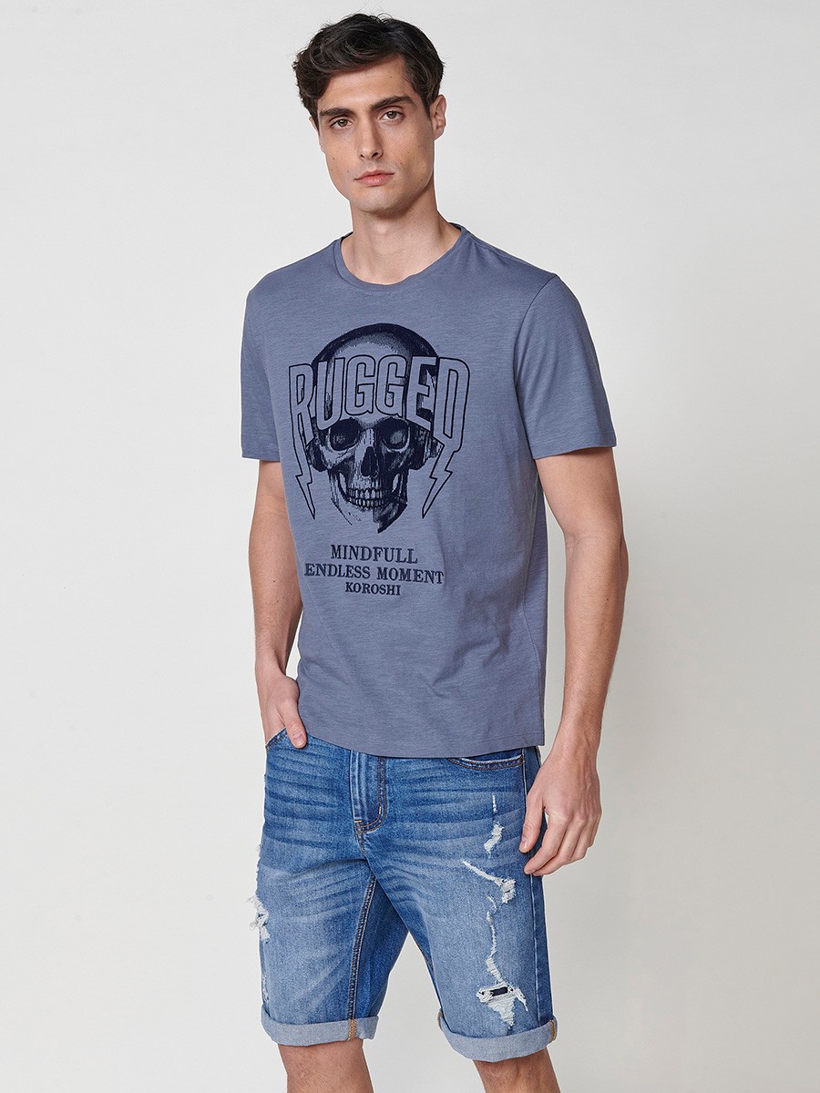 Camiseta de algodón color índigo azul con estampado frontal y cuello redondo para hombre